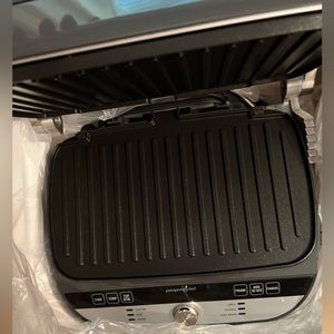 Pampered Chef Deluxe Electric Grill and Griddle W/ waffle plates. NEW IN a BOX